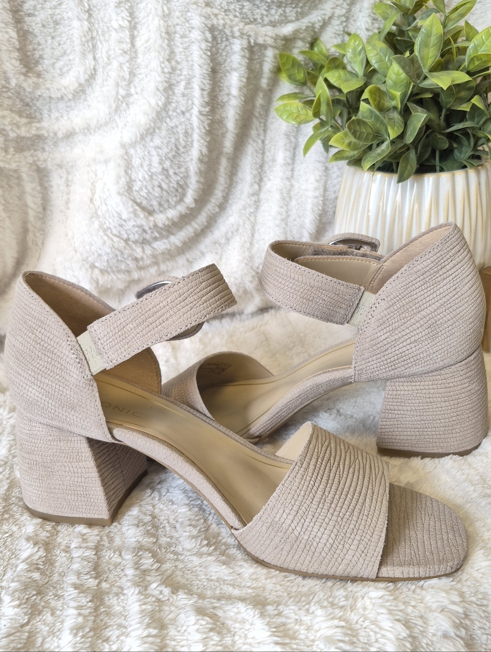 NEW Vionic Chardonnay Sandals Beige Cobblestone Leather Dress Heels Size 9.5 - Picture 11 of 15
